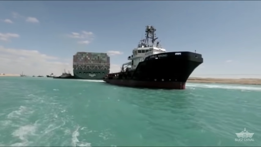 تعويم السفينة الجانحة في قناة السويس واستئناف حركة الملاحة فيها (فيديو)