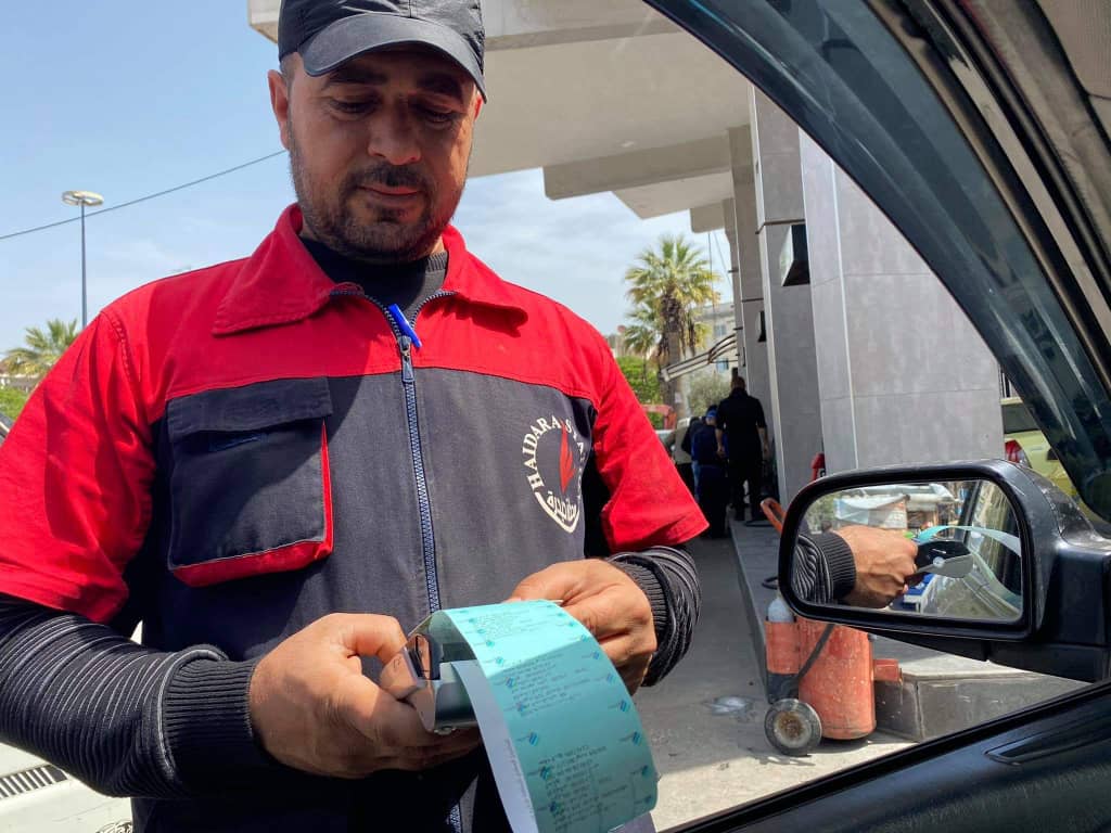 البدء بتطبيق نظام الرسائل النصية لاستلام البنزين وسط ارتياح السائقين في اللاذقية (صور)