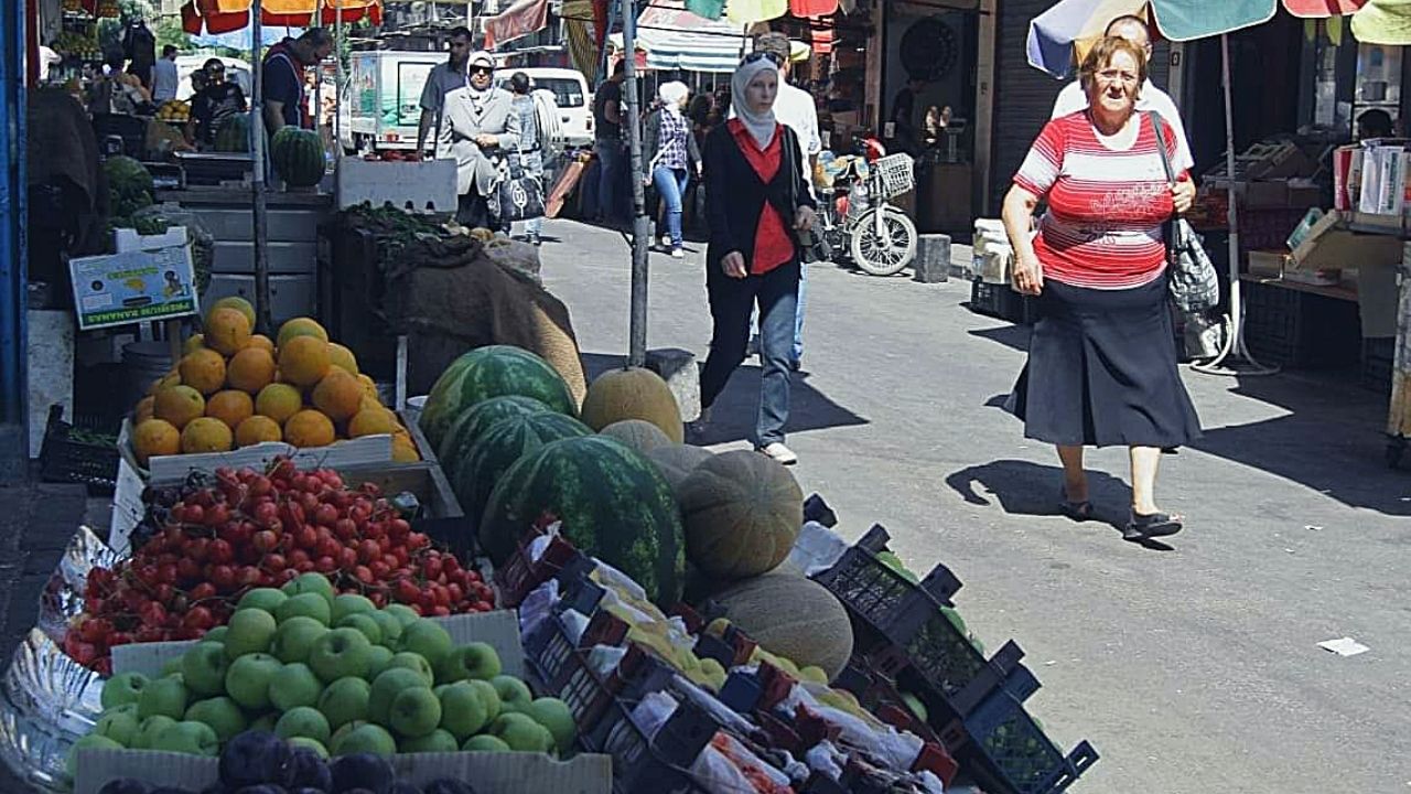 رغم انخفاض سعر الصرف: أسواق دمشق تشهد انخفاضاً خجولاً لم يتجاوز الـ 30 بالمئة