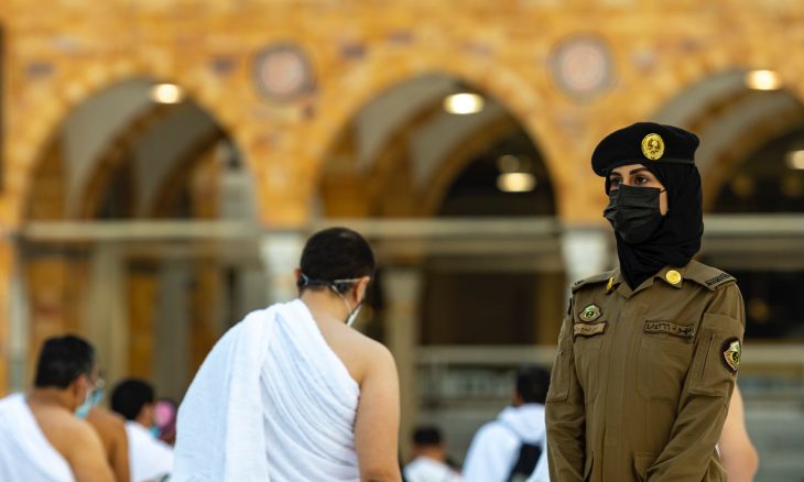السعودية: صور لعناصر نسائية في أمن الحرم المكي تثير الجدل