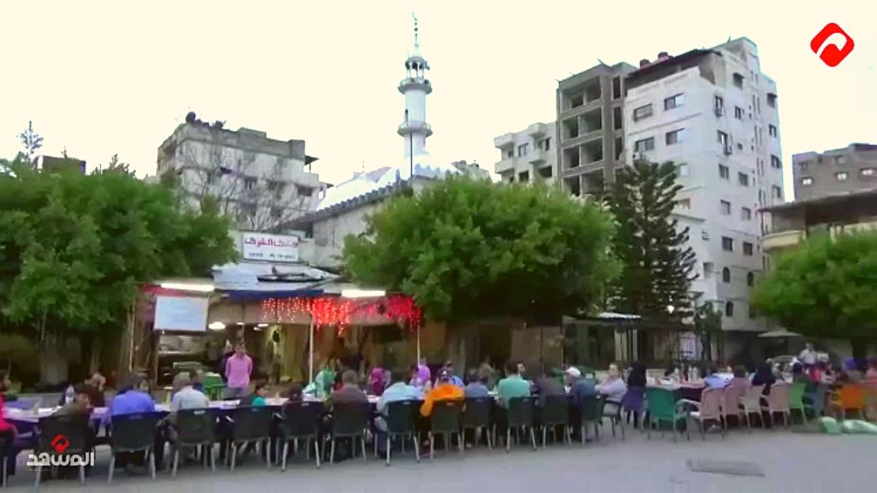 "مائدة الرحمن"تجمع حوالي 300 شخص في ساحة الشيخ ضاهر باللاذقية (فيديو)