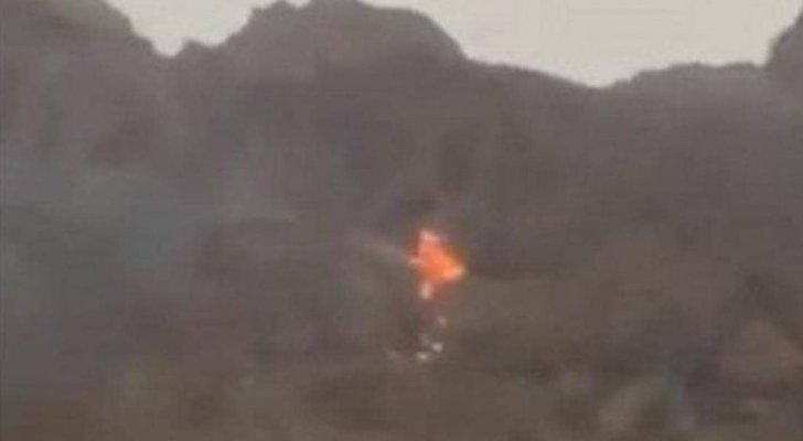 صاعقة رعدية تشعل النيران في جبل "عفر" السعودي