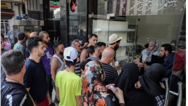 مع نفاذ المازوت والطحين: الأزمة الاقتصادية في لبنان تصل رغيف الخبز