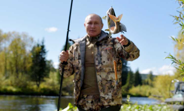 بوتين يختتم العزل الذاتي برحلة لصيد السمك في سيبيريا (صور)