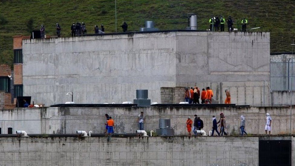 مقتل أكثر من مئة سجين في مواجهات بالأسلحة النارية داخل سجن في الإكوادور