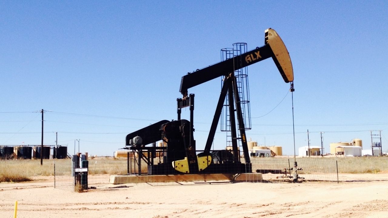 بايدن يأمر باستخدام 50 مليون برميل من مخزون الولايات المتحدة النفطي للتخفيف من ارتفاع أسعار الوقود
