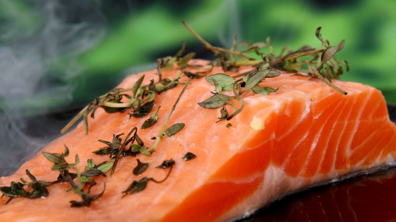دراسة: تناول سمك السلمون يساعد في مكافحة تصلب الشرايين