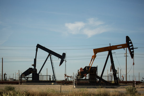 الطلب على النفط لم يتأثر بفعل أوميكرون والأسعار  ترتفع وسط مخاوف بشأن الإمدادات