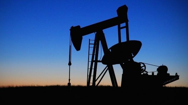 النفط يقفز 3% بعد تحذير وكالة الطاقة الدولية من نقص المعروض