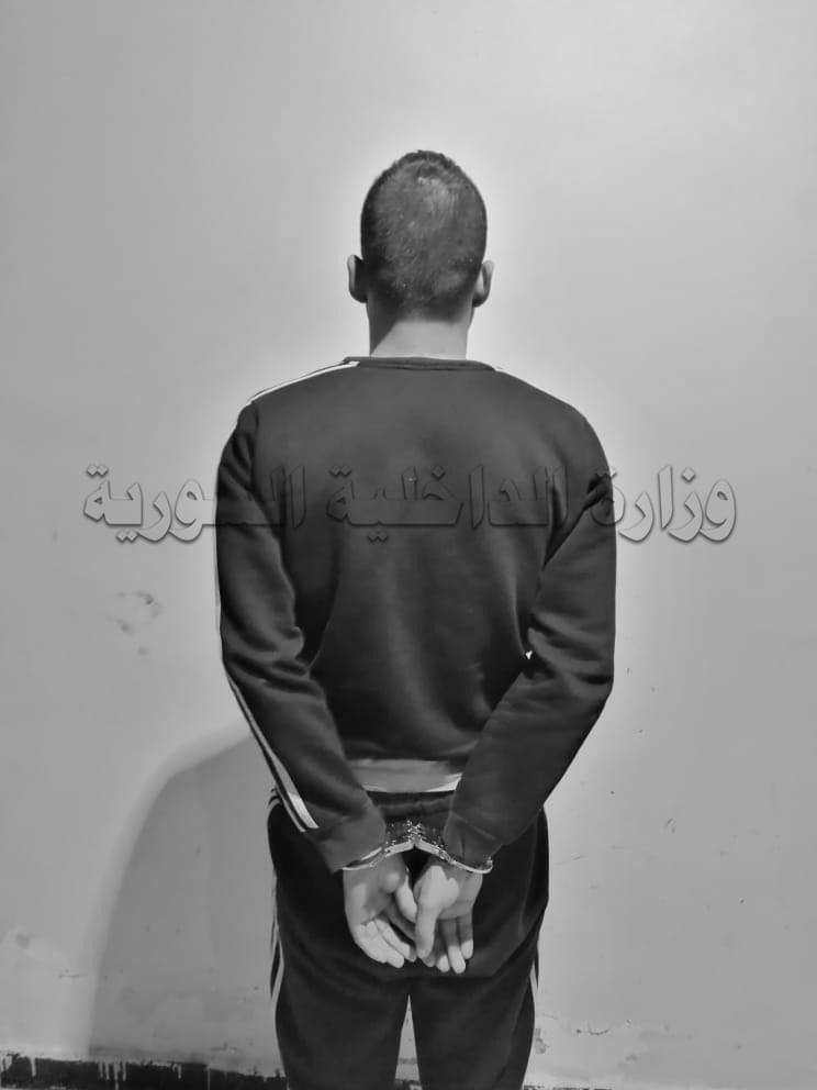 دير الزور .. القبض على أحد أفراد عصابة تنتحل صفة دورية أمنية وتسلب المواطنين أموالهم