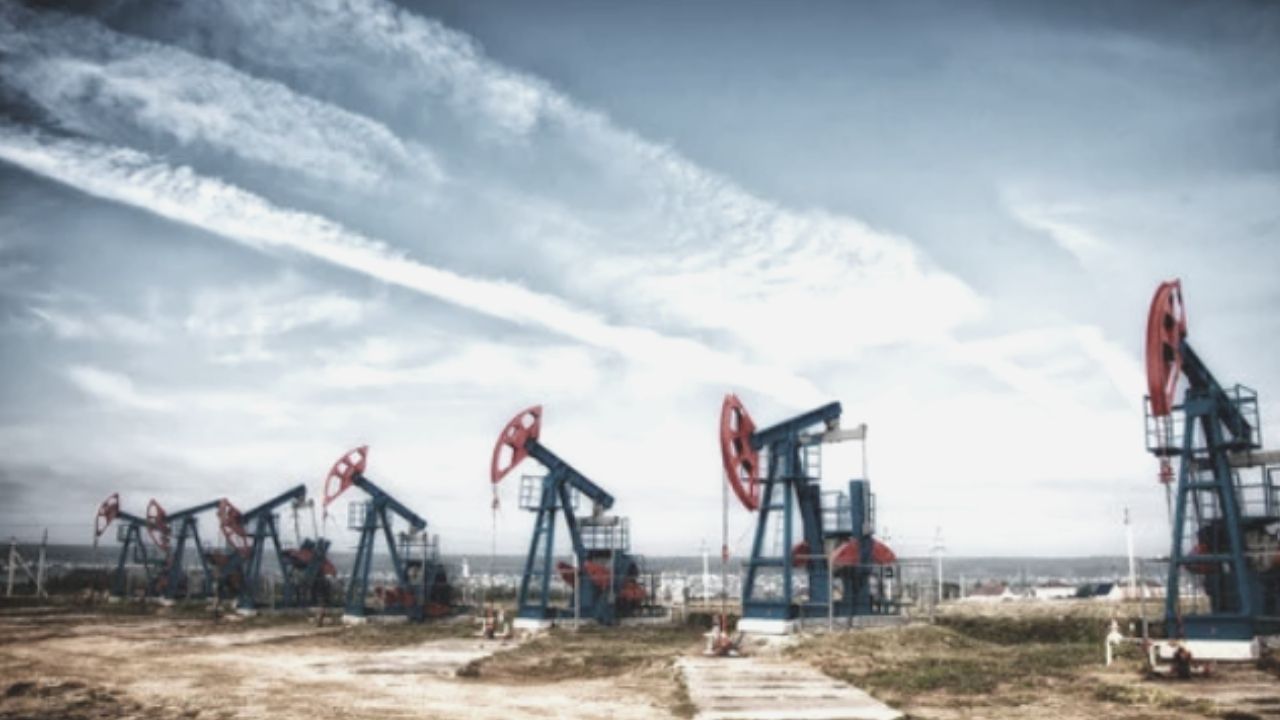وكالة الطاقة الدولية تتوقع تراجع إمدادات النفط الروسية إلى النصف بدءاً من شهر أيار