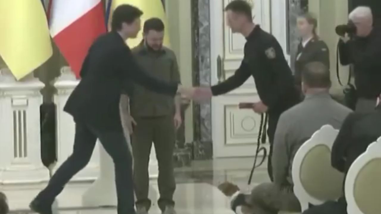 كلب أوكراني يهاجم رئيس وزراء كندا بحضور زيلينسكي! (فيديو)