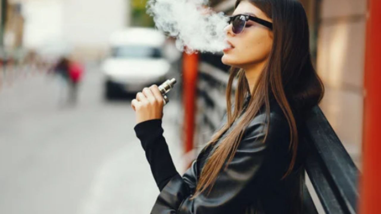خبراء يحذرون من الآثار الضارة للسجائر الإلكترونية على الشباب