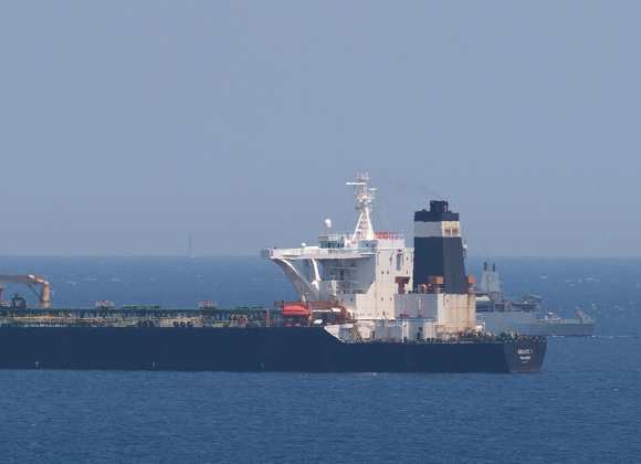 بعد  النفط.. ناقلتا غاز تصلان السواحل السورية ووعود بتحسن أوضاع المحروقات والكهرباء