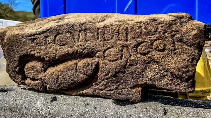 اكتشاف حجر روماني قديم في بريطانيا يحمل عبارة إذلال وشتيمة جنسية