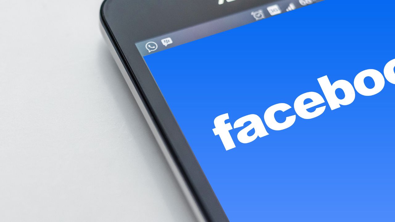 فيسبوك تختبر طرقاً للسماح بعمل 5 ملفات شخصية مرتبطة بحساب واحد