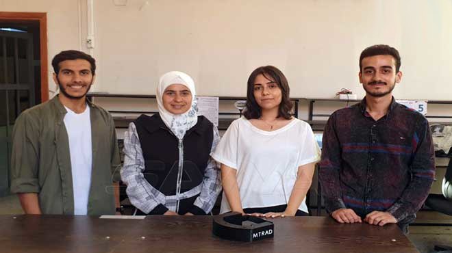 يأخذ تعليماته من تطبيق على "الموبايل" .. طلاب سوريون يطورون جهازاً للتخفيف من آلام الشقيقة