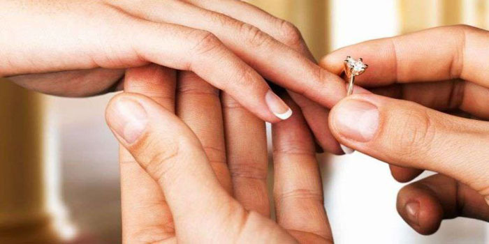 خبير اقتصادي يقترح منح قرض زواج بدون فائدة لتشجيع الشباب على الارتباط