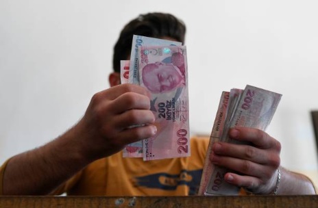 الليرة التركية تهبط إلى مستوى قياسي أمام الدولار