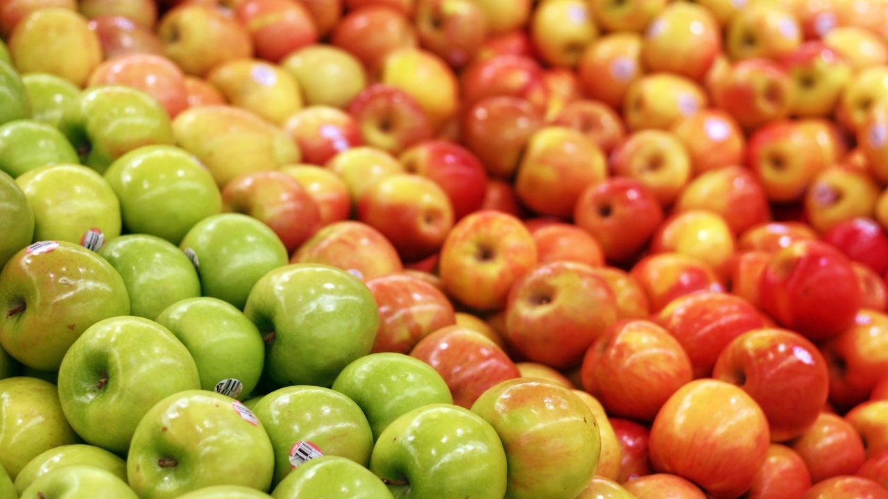 السورية للتجارة في السويداء تبدأ استلام محصول التفاح من المزارعين