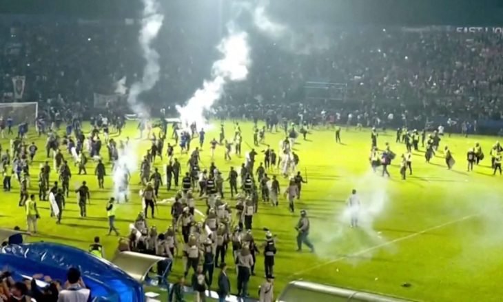 كارثة رياضية في إندونيسيا.. وفاة 174 مشجعاً بعد تدافع في ملعب كرة قدم (فيديوهات وصور)