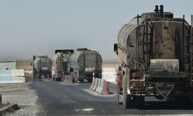 القوات الأمريكية تواصل سرقة النفط السوري باتجاه العراق