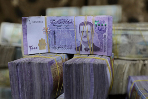 خبير اقتصادي  يطالب بزيادة الرواتب ويحمل الحكومة السورية مسؤولية التضخم وزيادة الأسعار