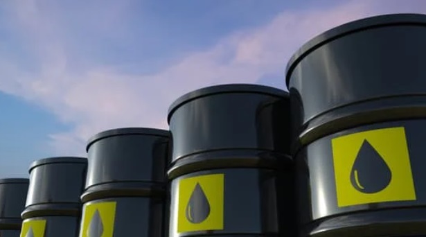 النفط يتراجع بعد زيادة في المخزونات الأمريكية عززت مخاوف الطلب