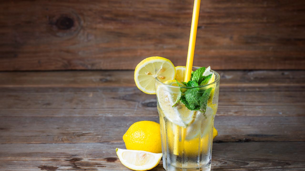 فوائد صحية كثيرة لعصير الليمون .. تعرفوا عليها