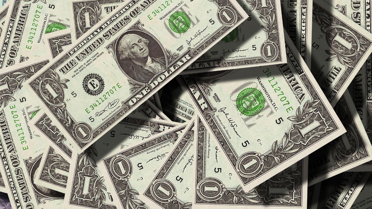 السلطات العراقية تحظر التعامل بالدولار الأمريكي في الأسواق