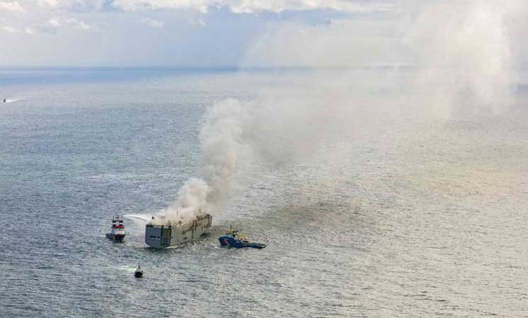 اشتعال النار في سفينة تنقل 3 آلاف سيارة لمصر قبالة ساحل هولندا