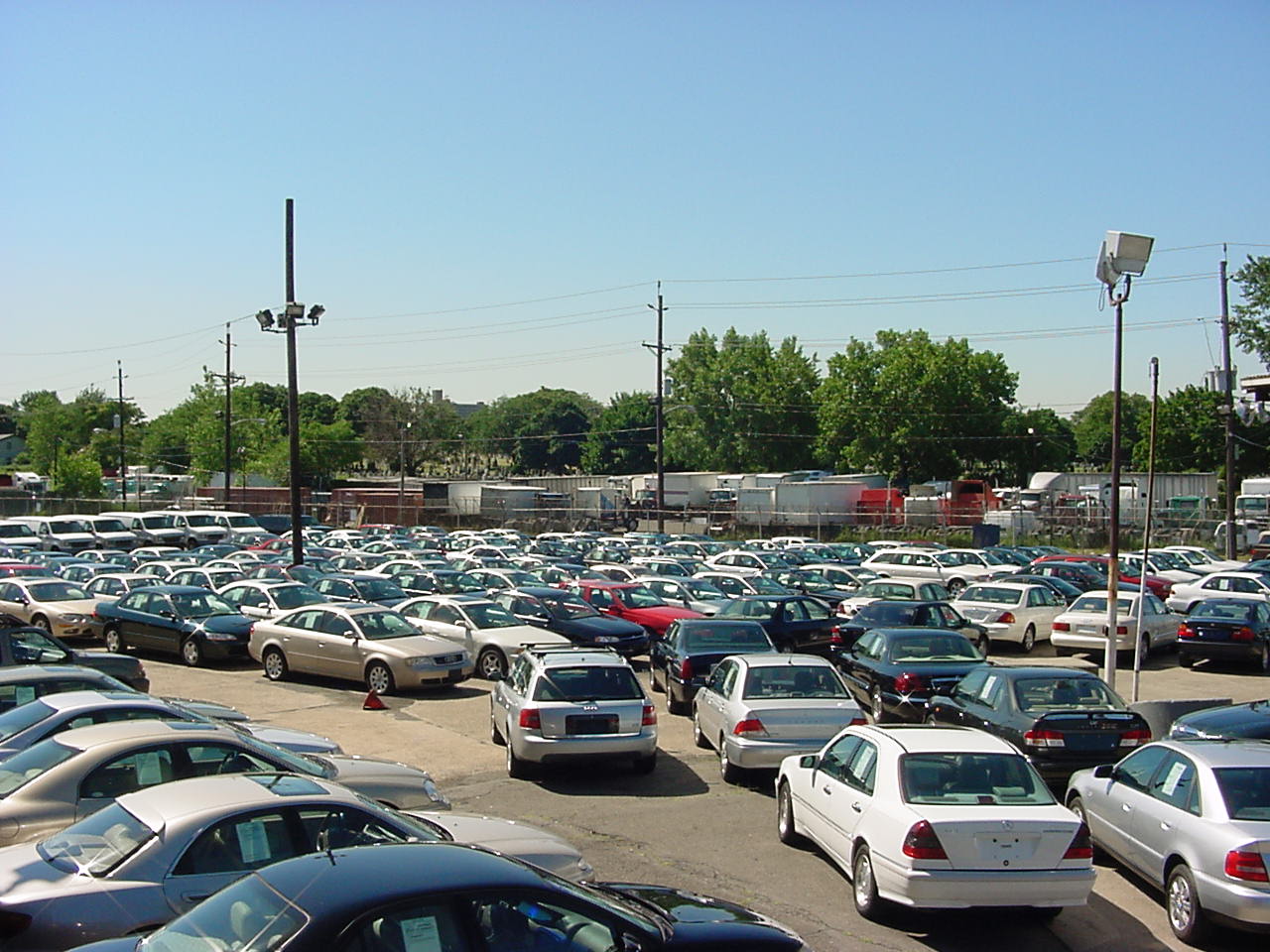 المؤسسة العامة للتجارة الخارجية: مزاد لبيع 108 سيارات وآليات في اللاذقية وطرطوس