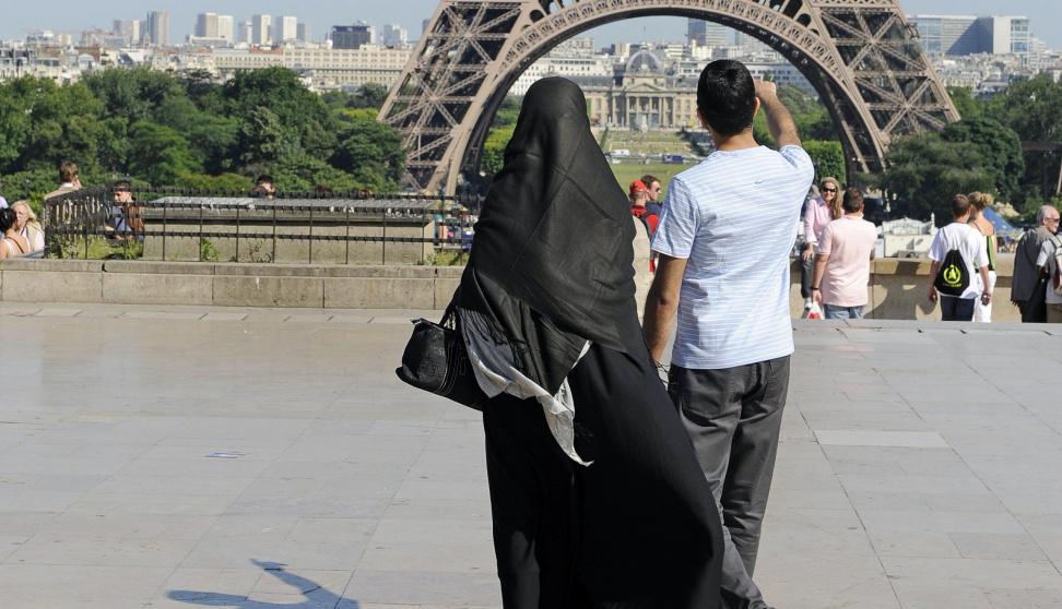 فرنسا تحظر ارتداء الطالبات المسلمات للعباءات في المدارس الحكومية