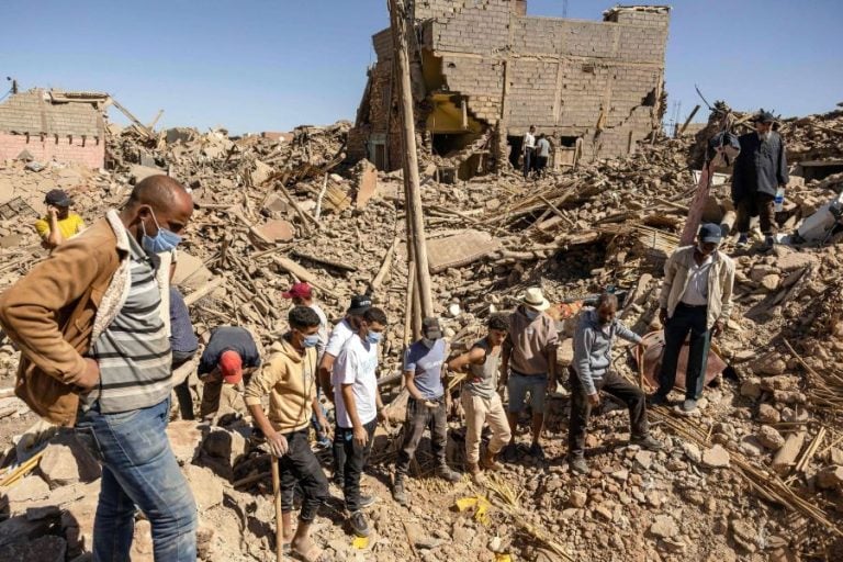 المغرب يقبل مساعدات من 4 دول بعد الزلزال الذي خلف نحو 2500 وفاة وسباق ضد الزمن للعثور على ناجين