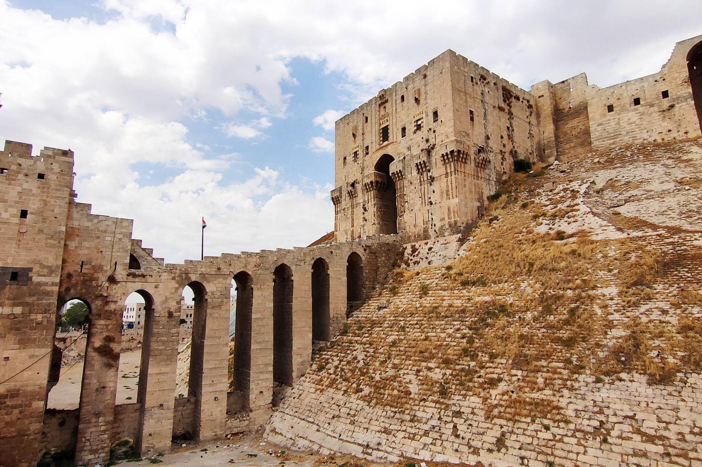وزارة الثقافة: قلعة حلب بدأت اليوم باستقبال زوارها بعد ترميم مدخلها الرئيسي