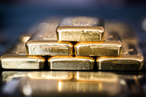 الذهب يتخلى عن ذروة قياسية لكن يظل فوق 2100 دولار قبل شهادة باول