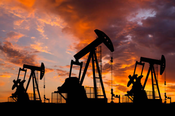النفط يرتفع بفضل بيانات التصنيع المتفائلة وتصاعد التوتر في الشرق الأوسط