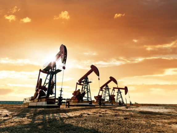 النفط يواصل مكاسبه مع اشتداد مخاطر المعروض الجيوسياسية