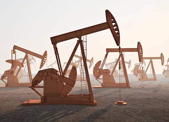 النفط يصعد مع تنامي التوتر بالشرق الأوسط لكنه يتجه لخسارة أسبوعية
